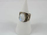 un gros plan d'une bague sertie d'une pierre blanche