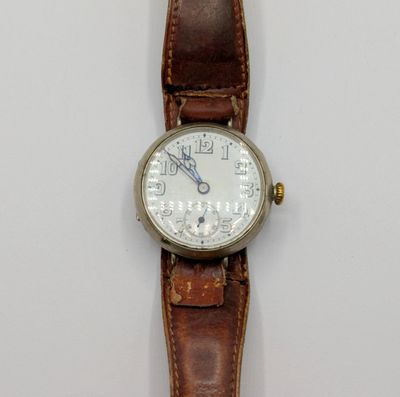 une montre montée sur un bracelet en cuir marron