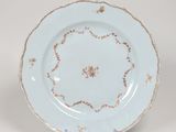 une image représentant une assiette bleue et blanche ornée de motifs dorés