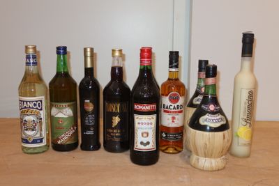 de nombreuses bouteilles d'alcool posées les unes à côté des autres sur une table