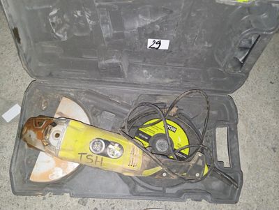 un outil dans un étui posé sur le sol