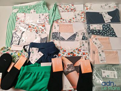 de nombreux types de vêtements exposés sur une table