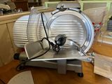 une machine argentée posée sur une table en bois