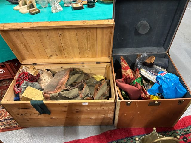 Deux malles garni de tissus, vêtements, mouchoirs, sac à dos et d