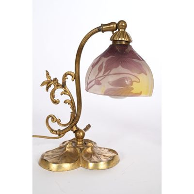 une lampe de table ancienne en laiton avec un abat-jour en verre rose