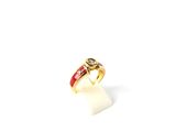 une image représentant une bague en or sertie d'une pierre rouge et blanche
