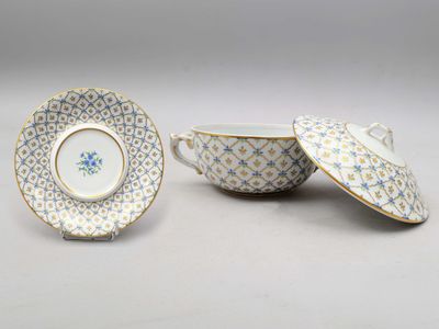 un ensemble composé de trois assiettes en porcelaine et d'une soucoupe