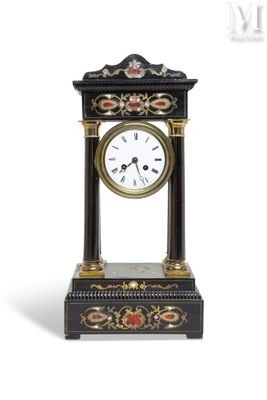 une horloge noire et or posée sur une table