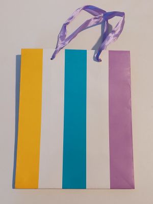 un sac en papier orné d'un ruban violet sur le dessus