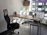 un bureau avec une chaise devant une fenêtre