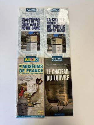 deux livres posés sur une table, sur fond blanc