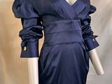 une photo d'un mannequin portant une robe bleue