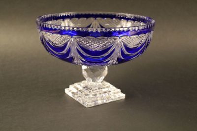 un saladier en verre bleu posé sur une table