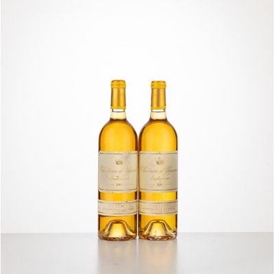 deux bouteilles de vin posées sur une table l'une à côté de l'autre