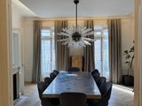 une salle à manger avec une table et des chaises et un lustre