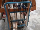 un chariot contenant un tas d'outils dans un entrepôt