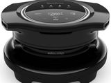 une image représentant une enceinte noire surmontée d'une horloge
