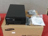 un meuble sur lequel est posé un lecteur DVD