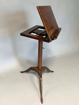 une photo d'une table en bois sur laquelle est posé un ordinateur portable