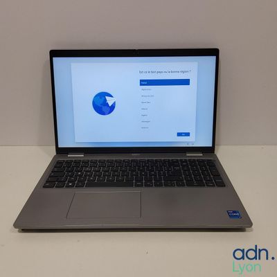 un ordinateur portable posé sur une table