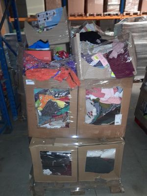 une pile de boîtes empilées les unes sur les autres