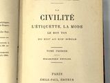 un livre ouvert posé sur une table, avec une étiquette attachée dessus