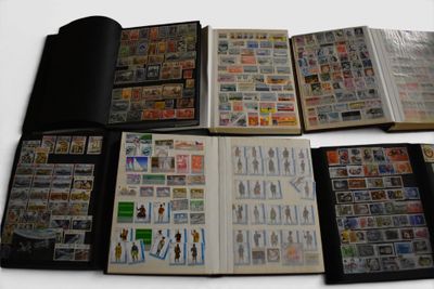 beaucoup de timbres sur les pages d'un livre