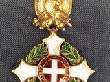 un gros plan d'une croix surmontée d'un aigle