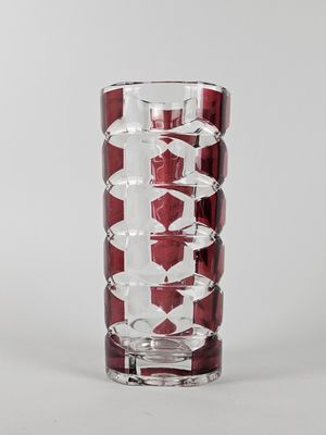 un vase en verre orné d'un motif rouge