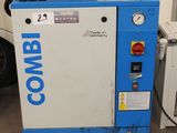 un compresseur d'air posé sur une palette dans un entrepôt