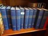 de nombreux livres qui se trouvent sur une étagère dans une bibliothèque