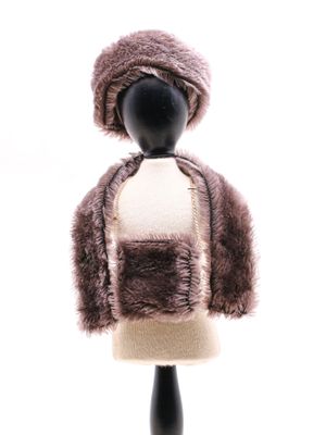 un mannequin vêtu d'un manteau de fourrure et coiffé d'un chapeau