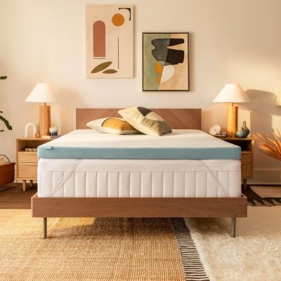 un lit sur lequel est posé un matelas dans une pièce