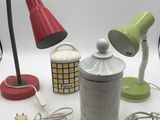 un grand nombre d'éléments différents sur la table