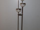 une lampe qui se trouve sur un support dans une pièce