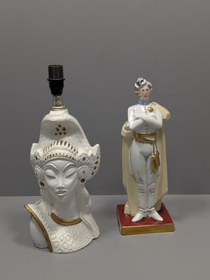 trois figurines en porcelaine représentant un homme et une femme posées sur une table
