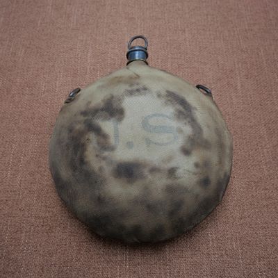 une photo d'un casque posé sur une surface marron
