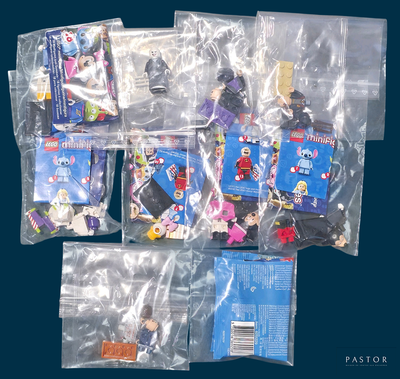beaucoup de Lego dans des sachets en plastique sur un fond bleu