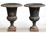 deux vases superposés sur une table