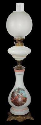 LAMPE A HUILE en verre opalin blanc à décor de scène galante…
