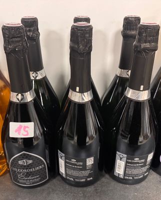 plusieurs bouteilles de vin sont alignées sur un comptoir