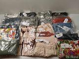 de nombreux types de vêtements exposés dans une boîte