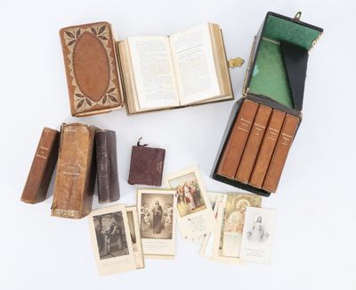 une image représentant une collection de livres anciens posés sur une surface blanche