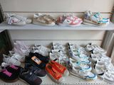 de nombreuses paires de chaussures posées sur une étagère