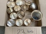 une boîte en carton contenant tout un tas de cuillères en argent