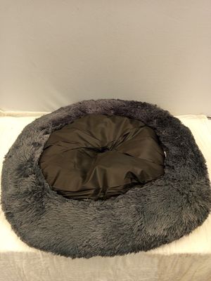 un panier pour chat posé sur une boîte blanche