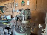 une machine qui se trouve à l'intérieur d'un garage