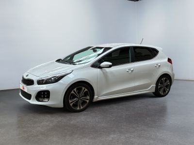 une voiture blanche dans une pièce blanche au sol noir