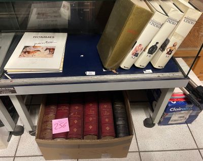 de nombreux livres sur une étagère dans un magasin