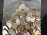 un sac rempli de pièces de monnaie posé sur une table